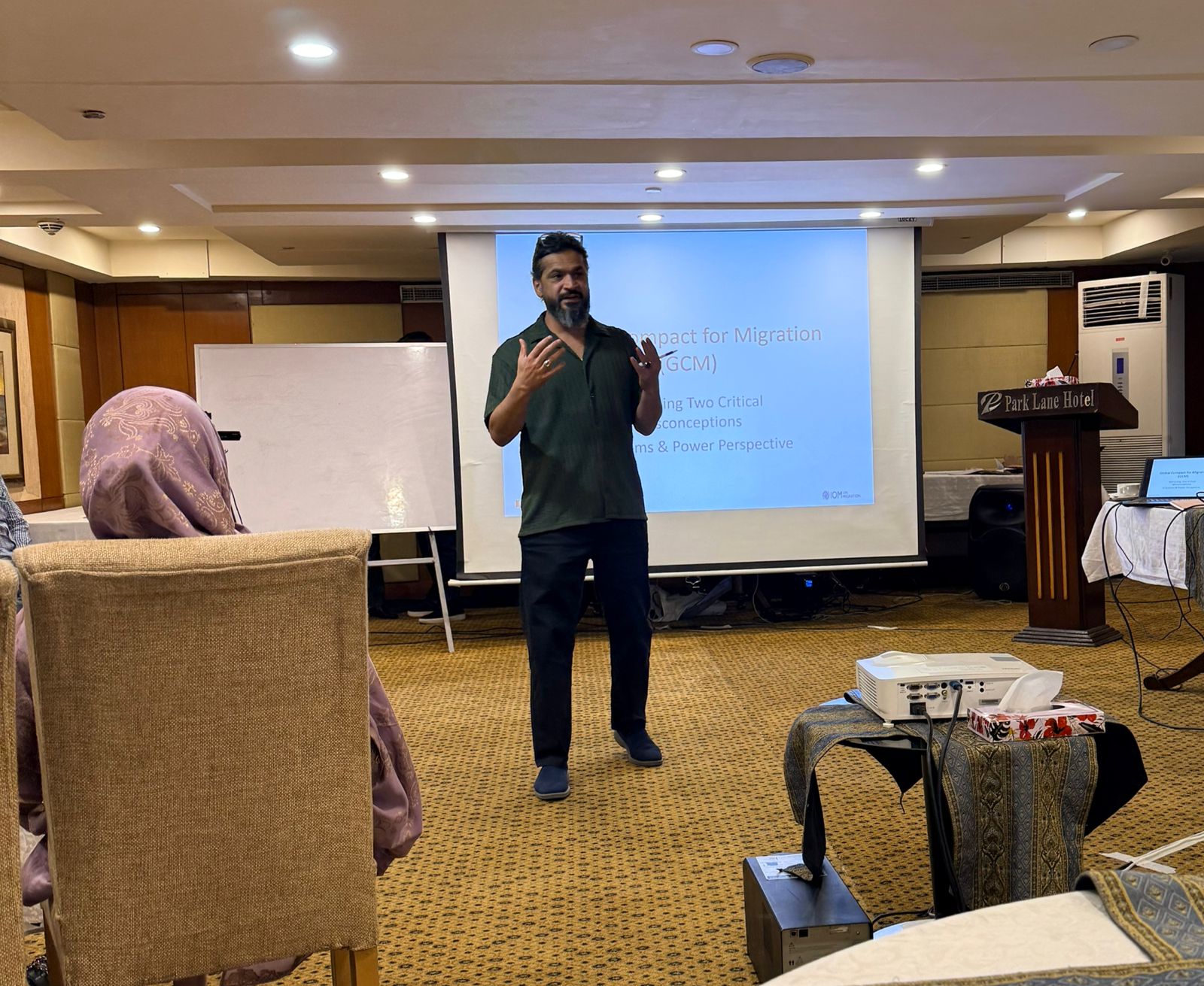 Session facilitator presenting on the Global Compact for Migration